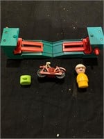 70's Fisher Price LITTLE PEOPLE Action Garage
