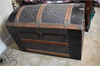 Steamer Trunk w tray - great condition
