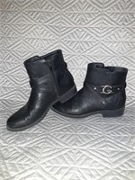 F6) 7.5 womans black Guess boots.
