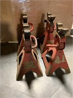 LOT OF 4 SMALL RED JACKSTANDS