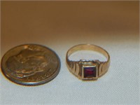 10k Gold & Garnet Baby Ring .87g