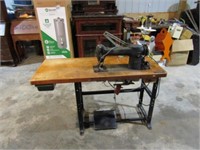 Singer 241-11 Sewing Machine 1/3HP 110v w/Table