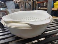 Plastic mixing bowl and strainer set