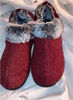 F2) Womens nice slippers sz 8, worn once