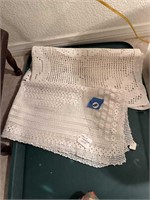 VINTAGE DOILIES AND TABLE LINENS LOT