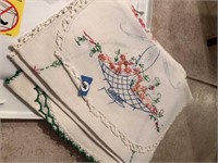 VINTAGE DOILIES AND TABLE LINENS LOT