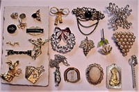 lot of 23 Pins Pendants Brooches Dress Clips