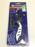 NEW Smith & Wesson pro quality knife.