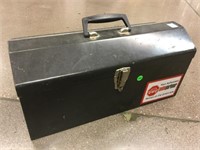 Metal toolbox. Approx. 21x10 inches.