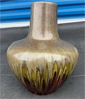 BROWN/GOLD DECORATIVE CLAY VASE