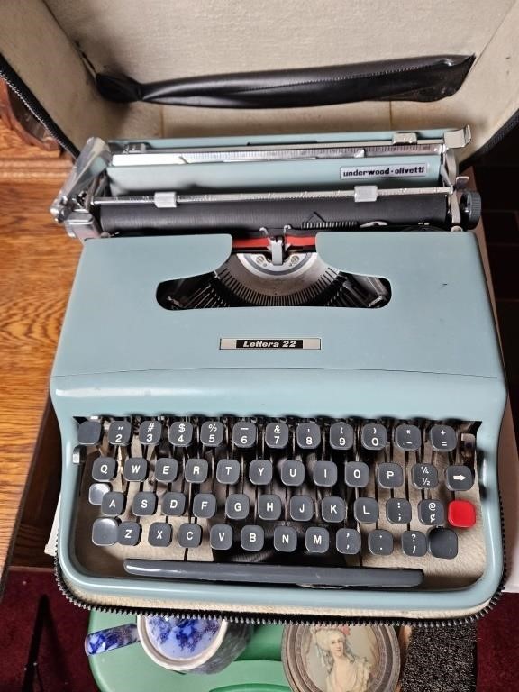 Olivetti Lettera 22 Travel Typewriter