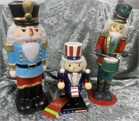 Small Nutcracker with 2 toy soldiers