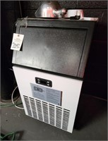 Commercial Ice Maker & 2 scoops