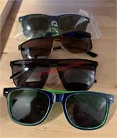4 Pairs Sunglasses (hallway)