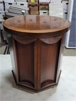 19" Round Traditional Rolling End Table