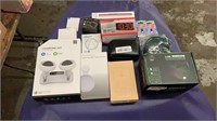 1 LOT FLAT OF ASST ELECTRONIC ACCESSORIES: