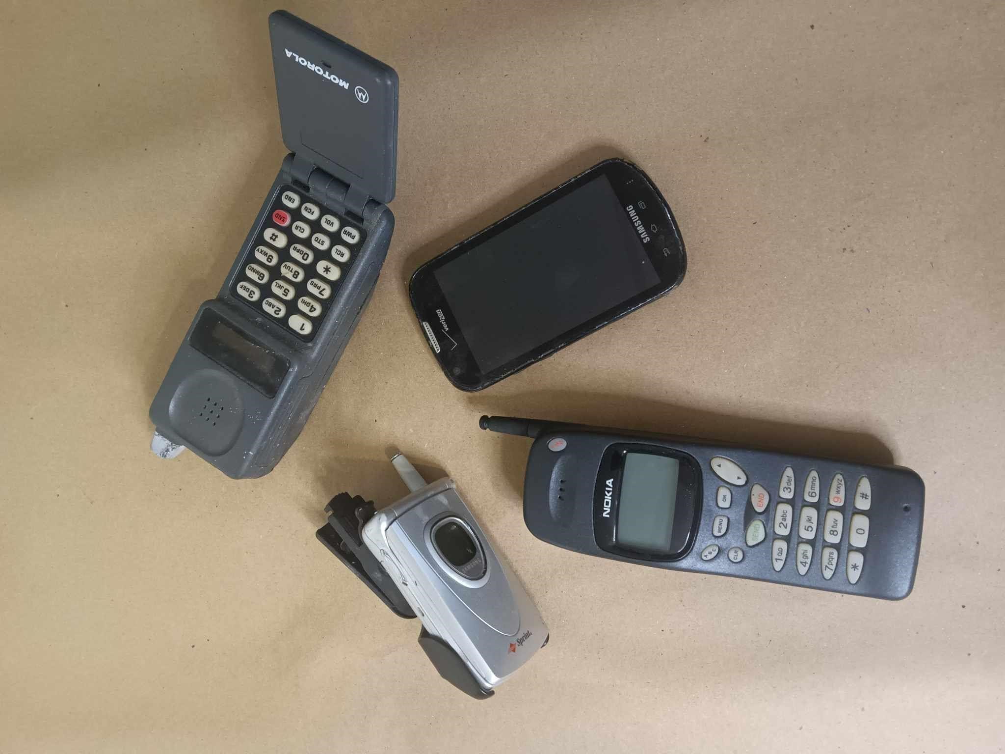 LOT DEAL OF VINTAGE UNTESTED CELL PHONES