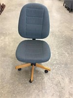 Very nice rolling office chair, great condition.