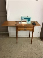 Vintage Singer Sewing Machine in Cabinet Works