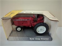 Scale Models Red Tractor Dyersville 90 NIB