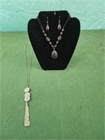Fashion jewelry, 2 necklaces and earrings