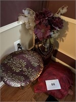 Vase, decorated plate, table cloths