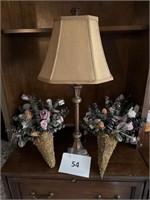 2 Flower arrangements, lamp