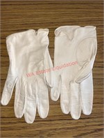 Vintage Ladies white leather gloves (con1)