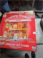 1981 Strawberry Berry Shortcake Doll House