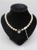 AKOYA PEARLS SAPPHIRE 18" L 14 KT CLASP