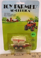 Dry fertilizer spreader, white & red