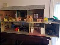 TIN DOLL HOUSE WITH ACCESORIES