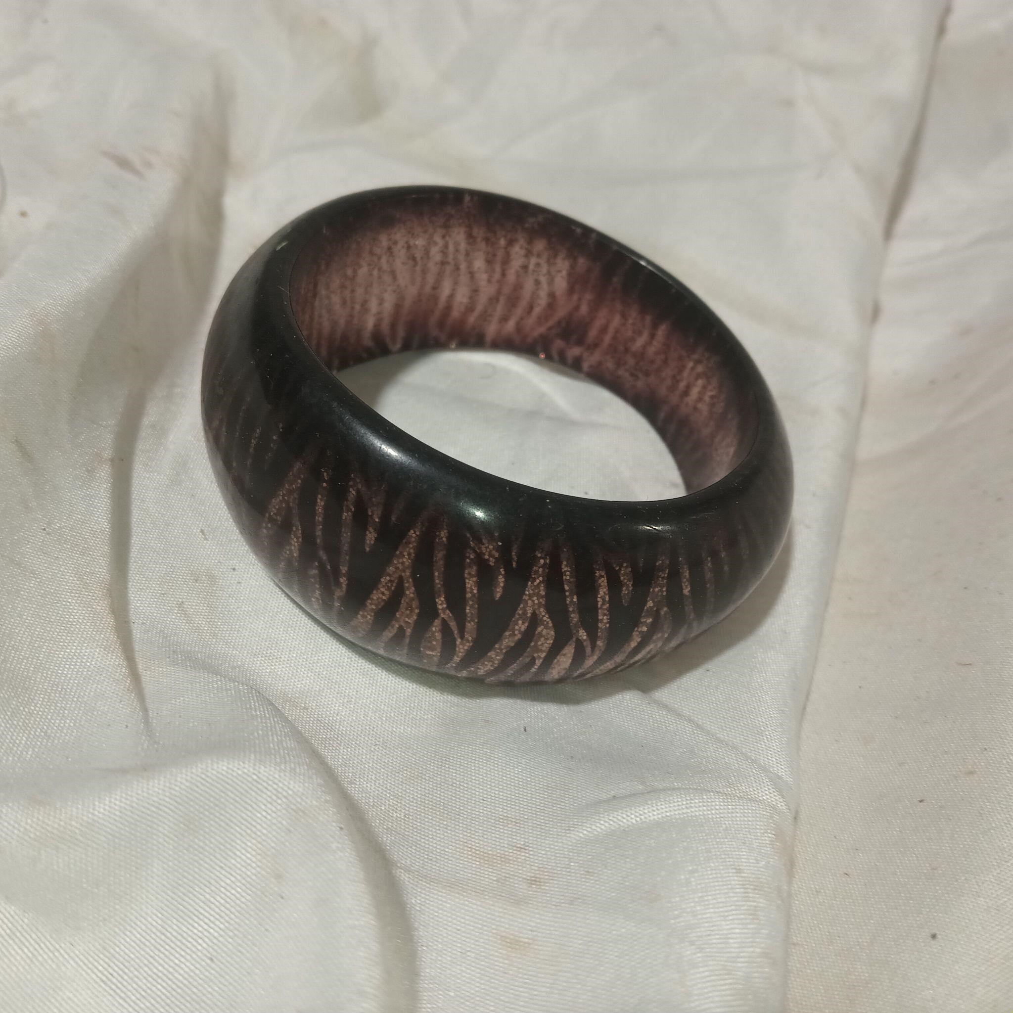 Lucite bracelet black with pattern