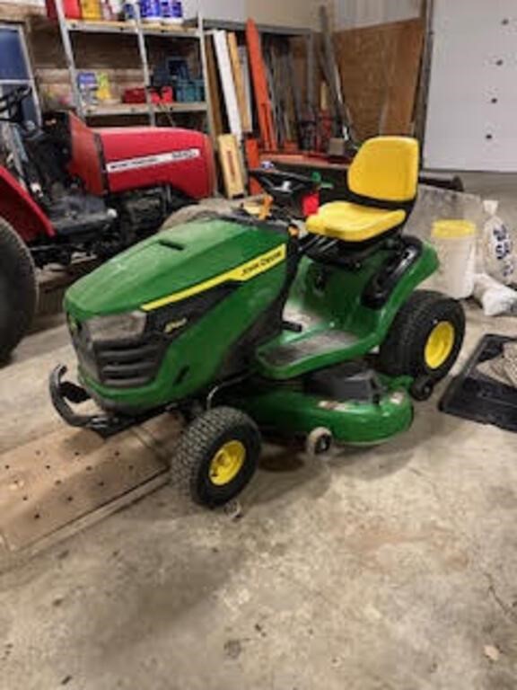 JD S140, 48 inch lawn tractor like new w/