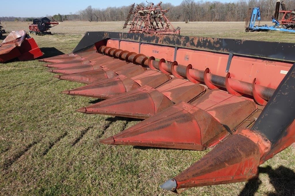 IH 8 ROW 1084 CORN HEAD