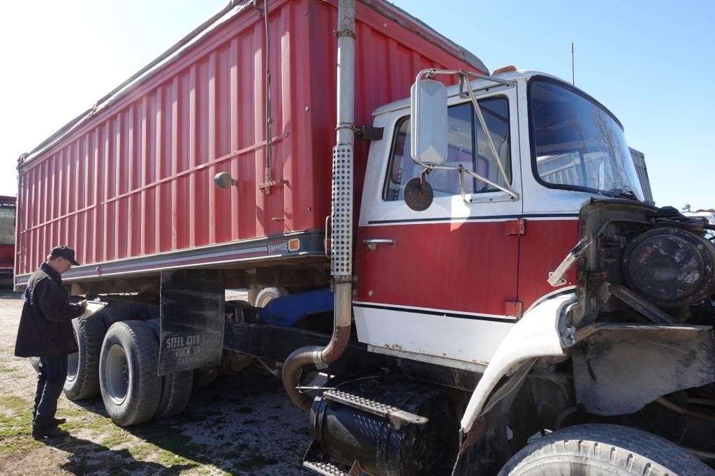 1978 FORD 8000 GRAIN TRUCK