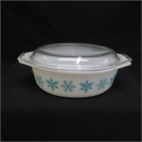 Pyrex Snowflake Casserole Dish w / Lid - 1.5 qt