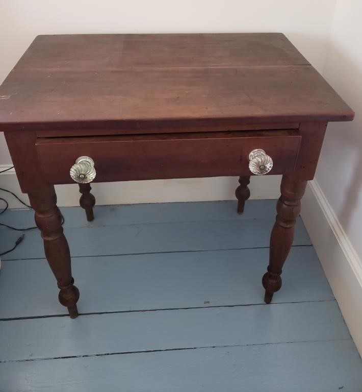 ONE DRAWER END TABLE WITH GLASS KNOBS
