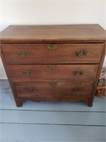 EARLY AMERICAN 3 DRAWER CHEST