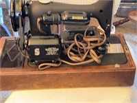 Antique SINGER Sewing machine. Very well
