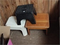 2 plastic,1 wood stool