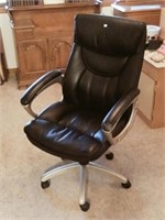 black vinyl office chair