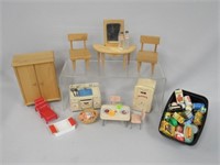 BOX LOT: TOY FURNITURE & ACCESSORIES: