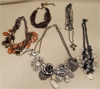 280 - MIXED LOT OF COSTUME JEWELRY (D55)