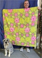 Nice Vtg square tablecloth (52in)