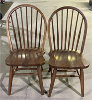 (A) 2 Vintage Windsor Dining Chairs