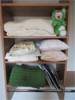 Lot - Blankets and pillows