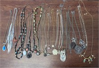 Lot of 20+ VTG costume jewelry necklaces