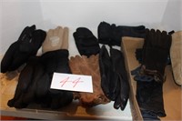 10 PAIR OF WOMENS GLOVES