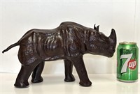 Rhinocéros 60’s en cuivre sur bois, yeux en verre